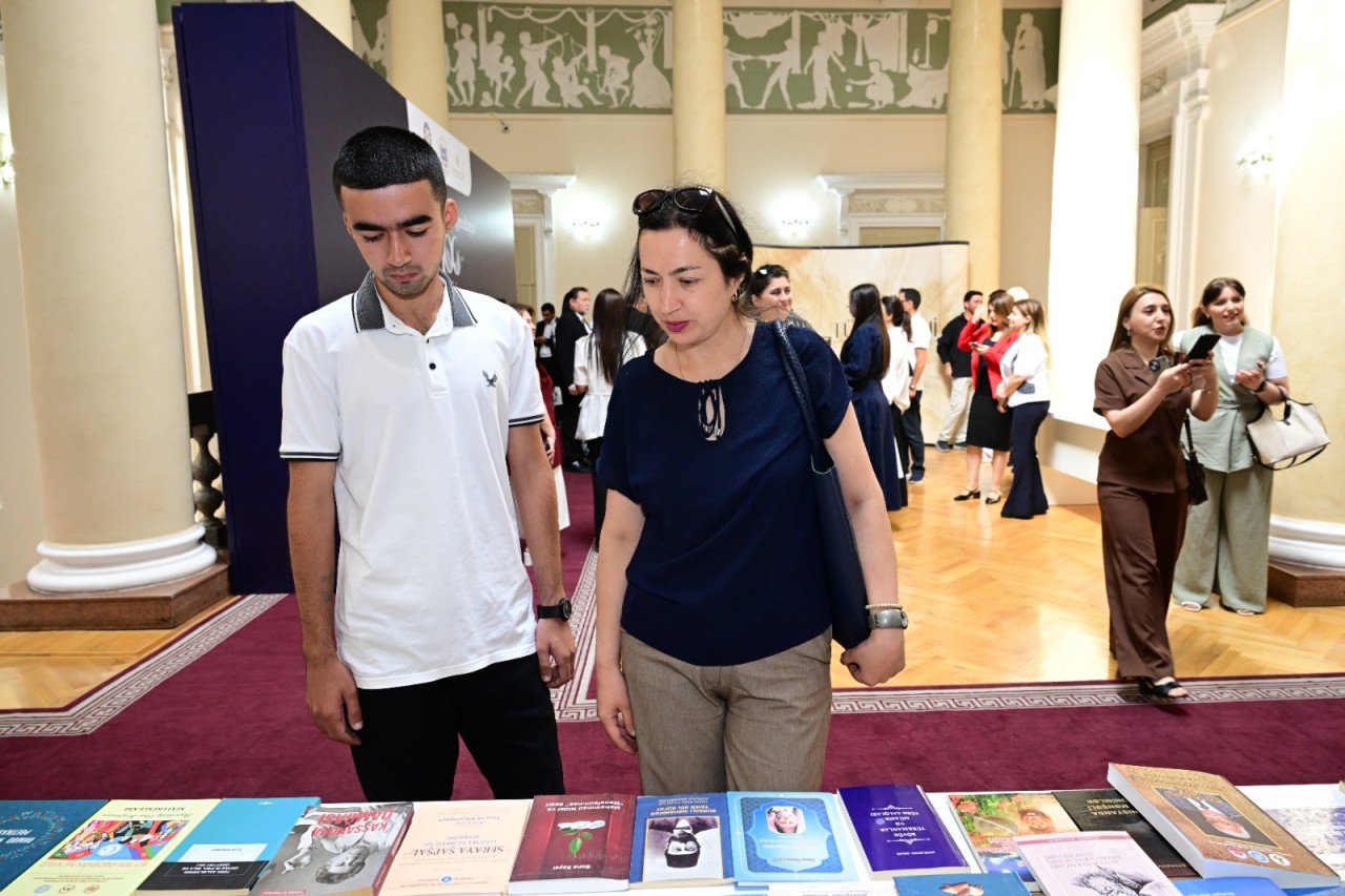 Beynǝlxalq konqres tarixi İsmailiyyə binasında davam edib