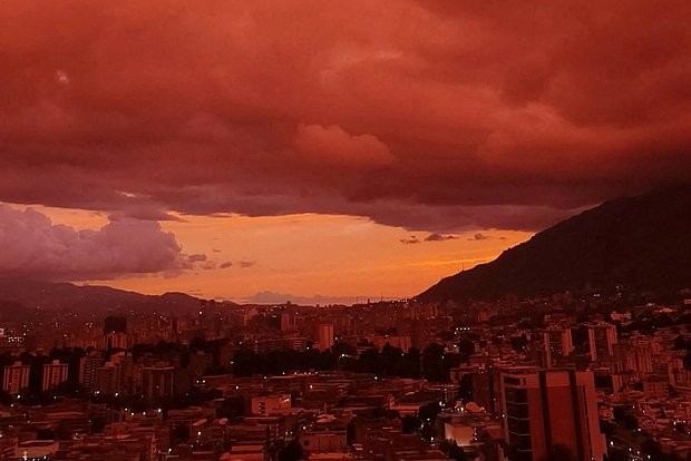 Venesuelada zəlzələlərdən sonra səmanın rəngi dəyişdi