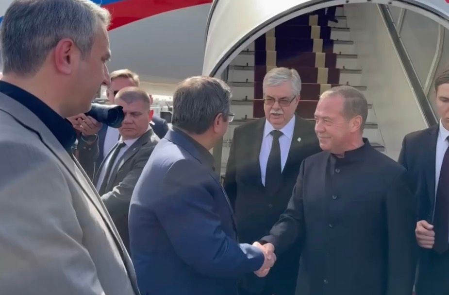 Medvedev Xameneyinin vida mərasiminə qatılıb&nbsp;&nbsp;
