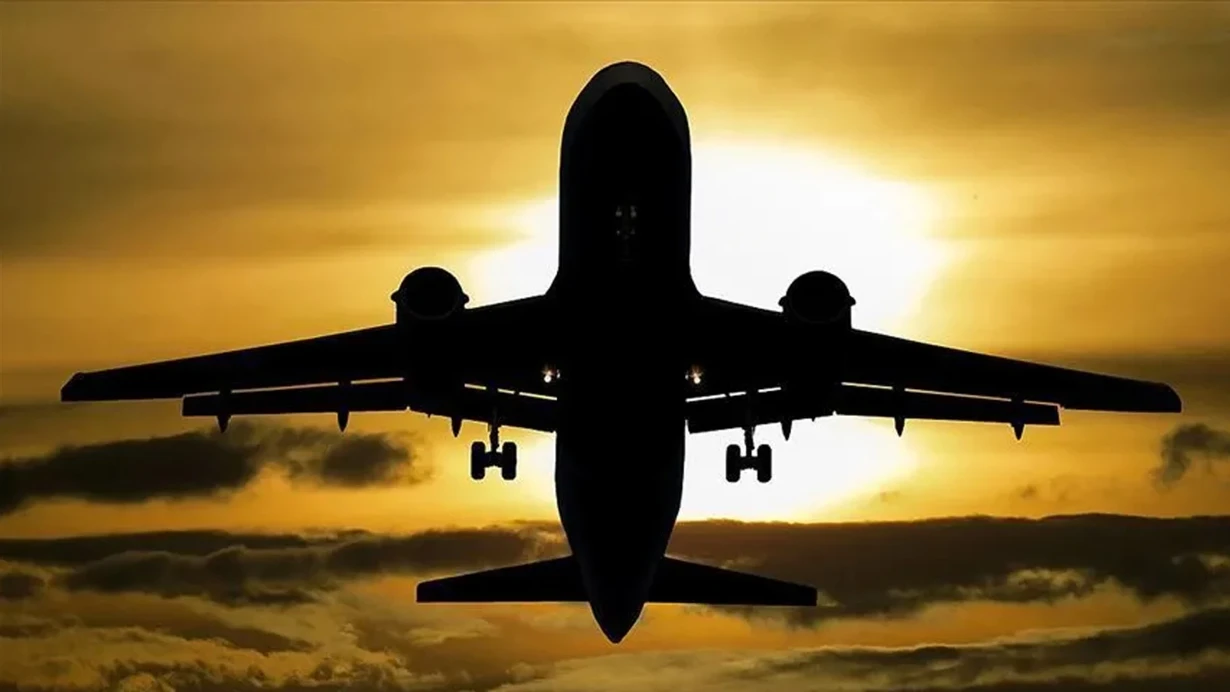 Pilot hərəkətdə olan təyyarədən tullanaraq ÖLDÜ