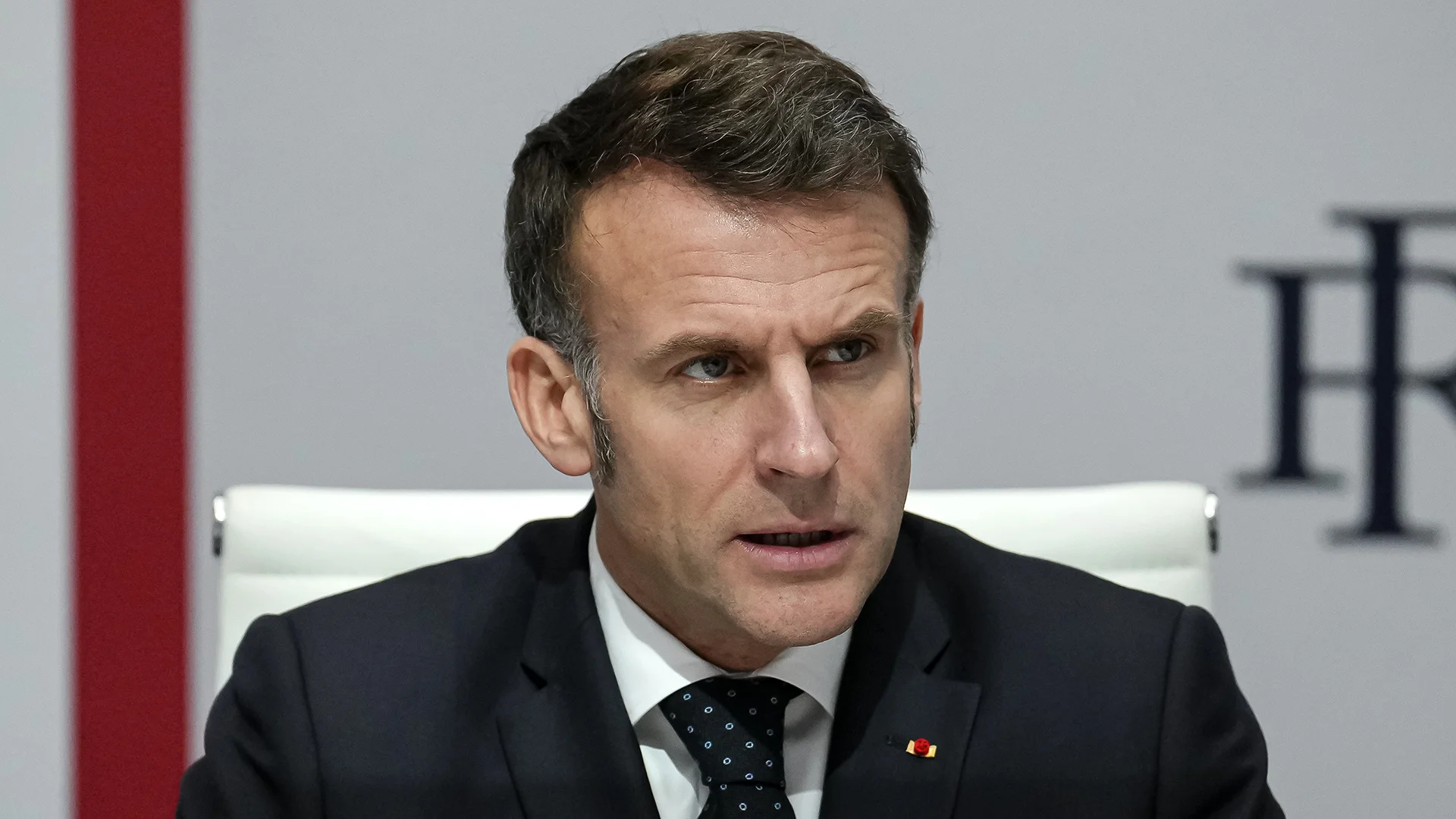 Makrondan ordusuna sərt mesaj: Müharibəyə HAZIR OLUN