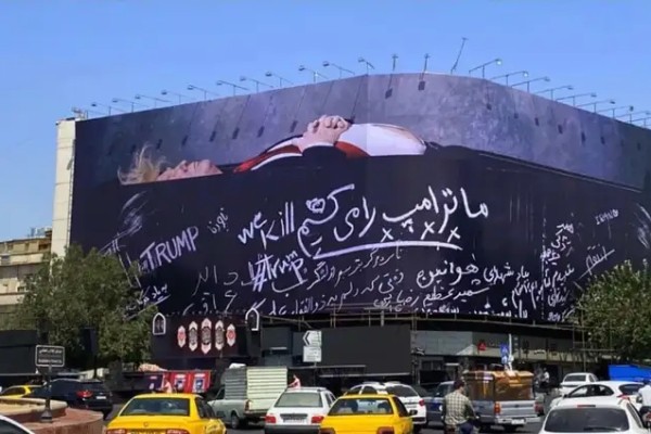 Tehranın mərkəzində diqqətçəkən aksiya: Tramp TABUTDA