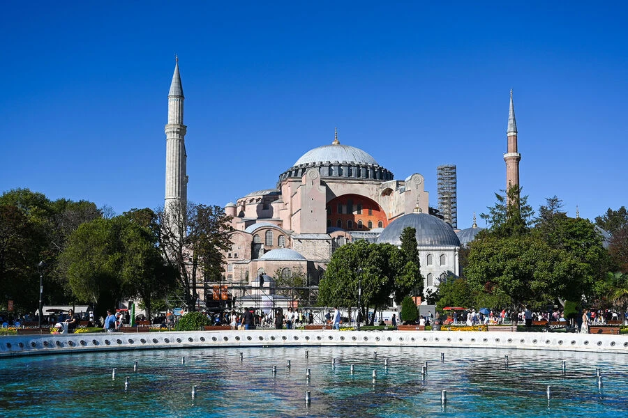 Aya Sofiyada İncil oxuyan rus turistlər saxlanıldı