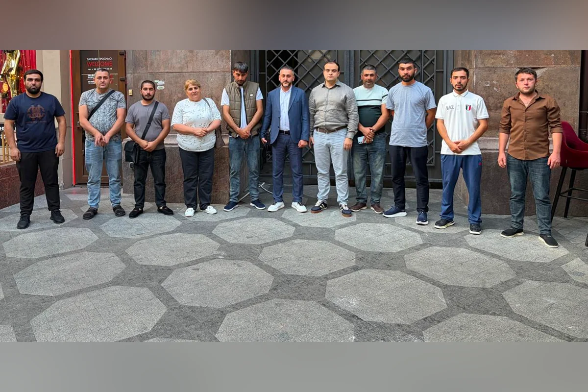 Dronla vurulan gəmidən xilas edilən azərbaycanlılar Vətənə yola salınıb