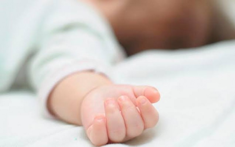 Ağır vəziyyətdə xəstəxanaya gətirilən körpə vəfat etdi&nbsp;
