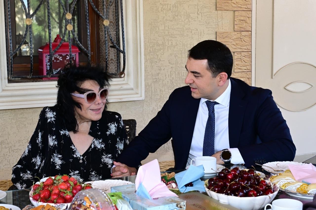 Adil Kərimli Flora Kərimovanı evində ziyarət edib