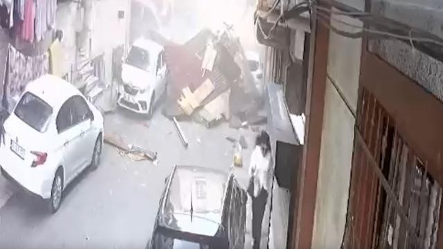 İstanbulda güclü fırtına damı uçurtdu
