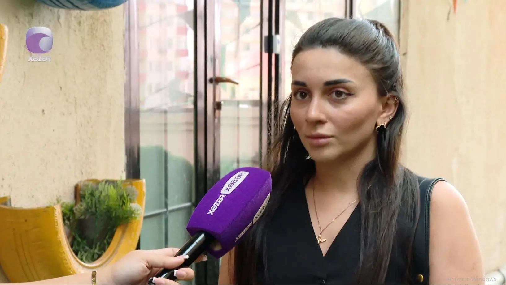 Müdir maaşa görə etiraz edən işçini döyüb? - VİDEO