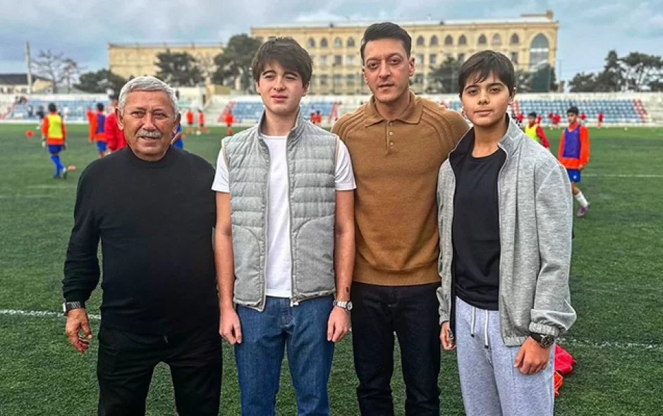 Prezidentin nəvələri Mesut Özillə görüşdü- FOTO