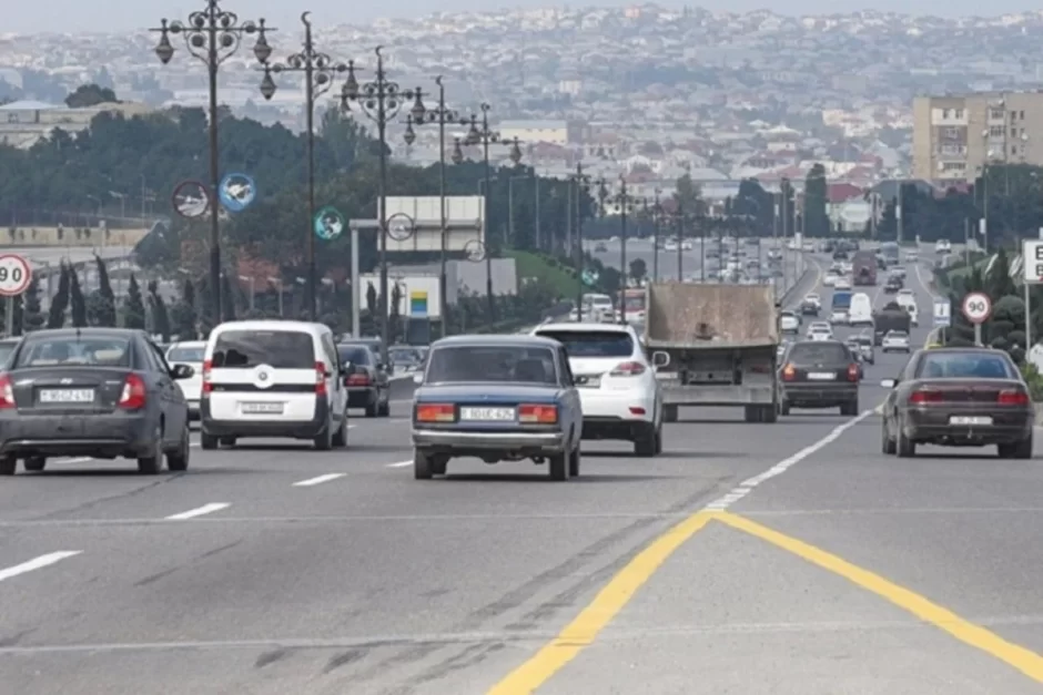 Bakının mərkəzində yol çökdü- FOTO