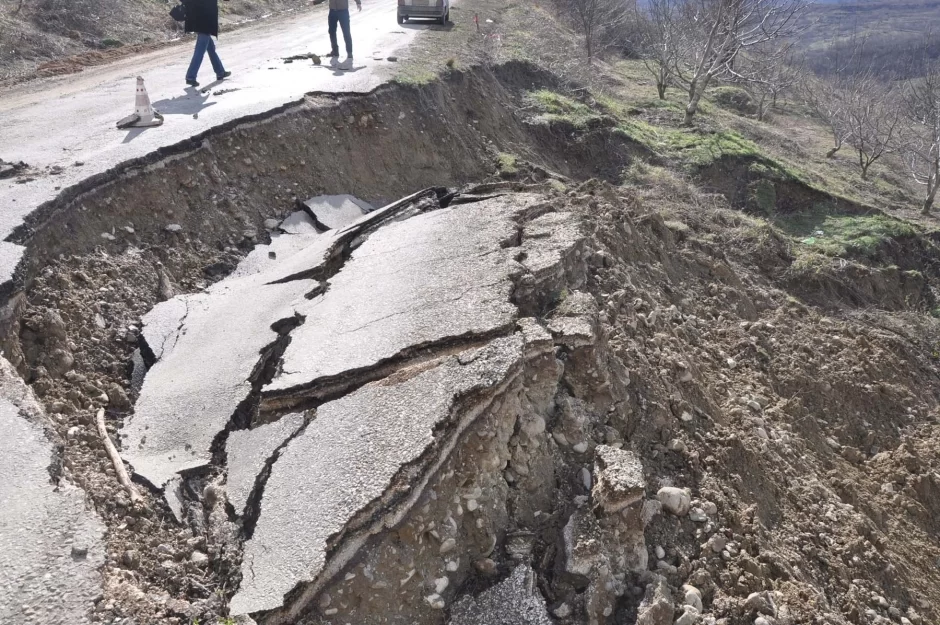 Bu ərazidə yaşayanların diqqətinə: Torpaq sürüşmələri aktivləşdi