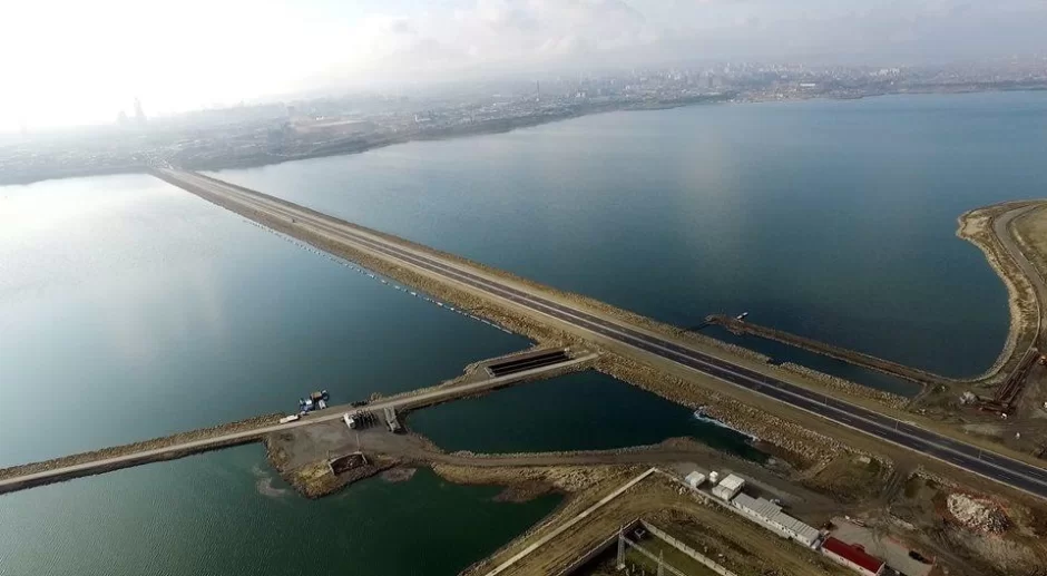 Bakıda su üzərindən yol çəkilir - VİDEO