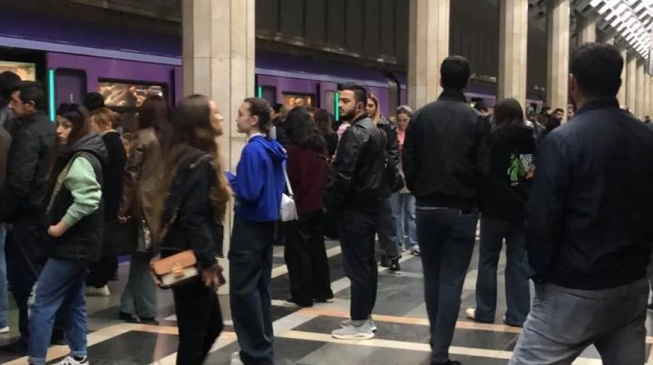 Metroda tüstülənmə: stansiyaya giriş bağlandı, 25 dəqiqə GECİKMƏ