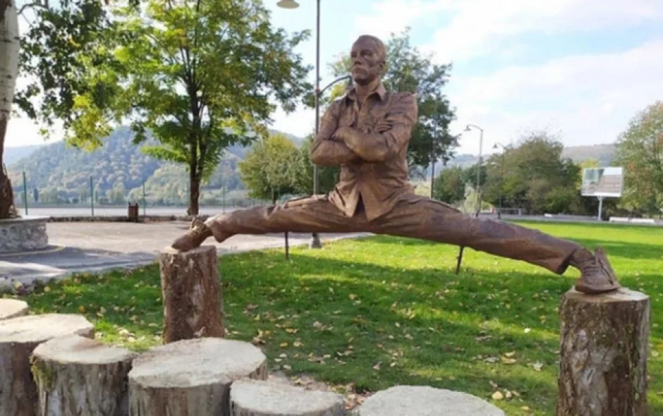 Jan-Klod Van Dammın Qəbələdəki heykəli götürüldü