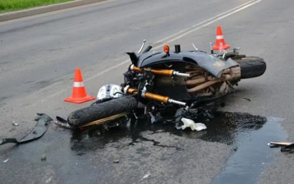 Avtomobil motosikletçini vurub öldürdü