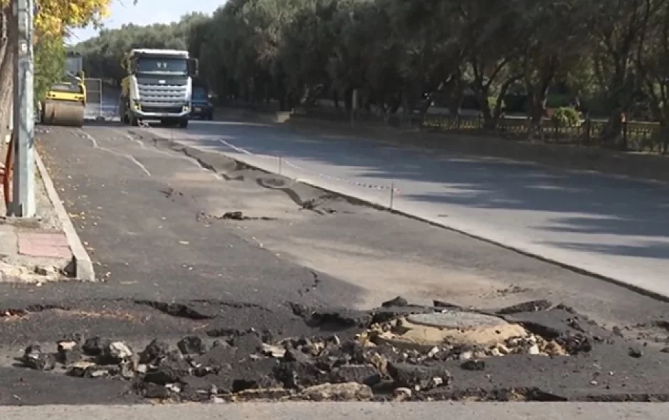 Yeni asfaltlanan yol çökdü  - VİDEO