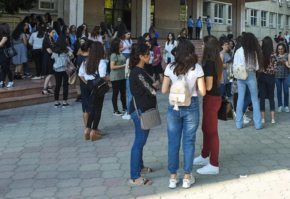 Bakıda tələbə qızların arxasına düşən manyak peyda oldu - VİDEO