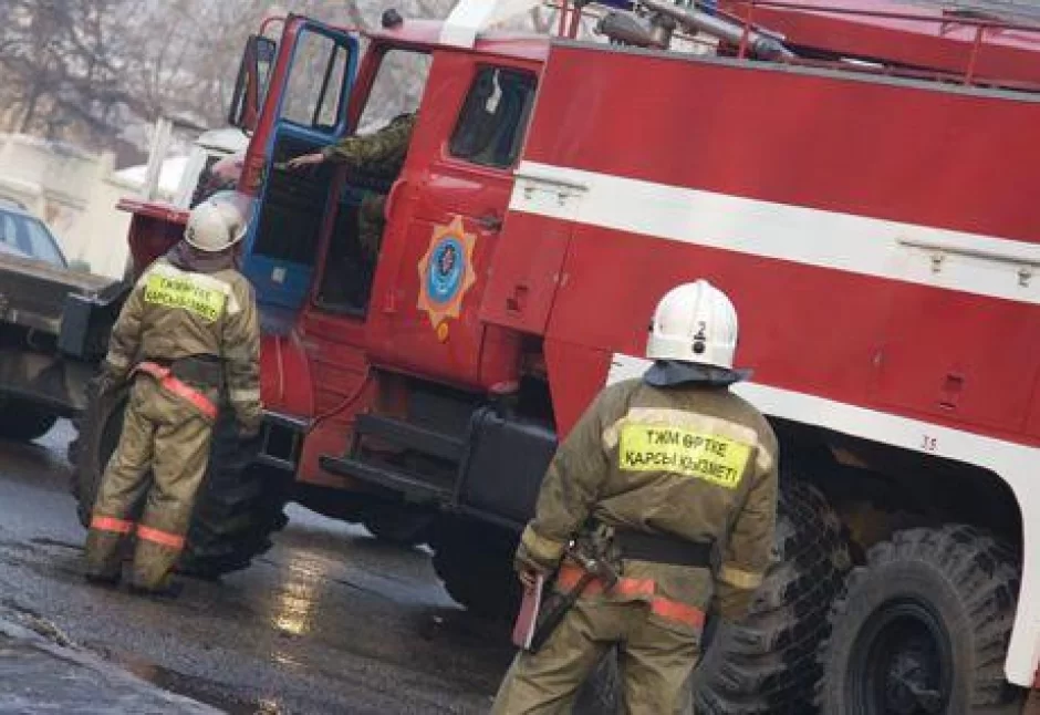 Qazaxıstanda böyük ticarət mərkəzi YANIR