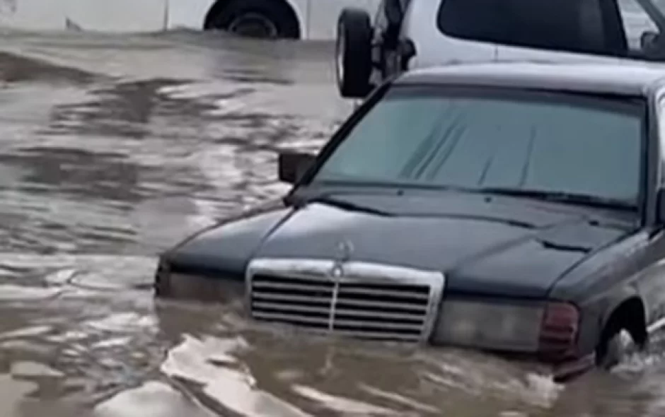 Sabunçuda avtomobillər yenə suyun altında qaldı