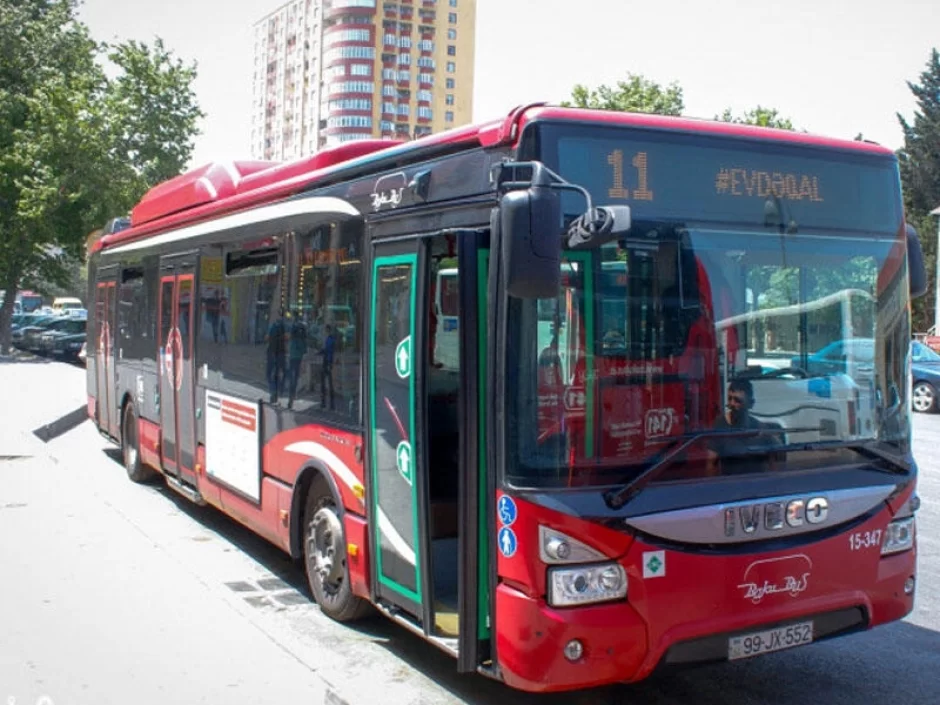 Avtobus qırmızı işıqda keçərək iki nəfəri vurub öldürdü