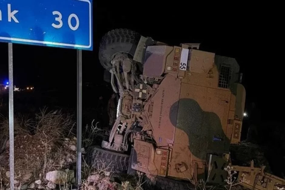 Bu ölkədə zirehli avtomobil aşdı - 9-dan çox əsgər yaralandı