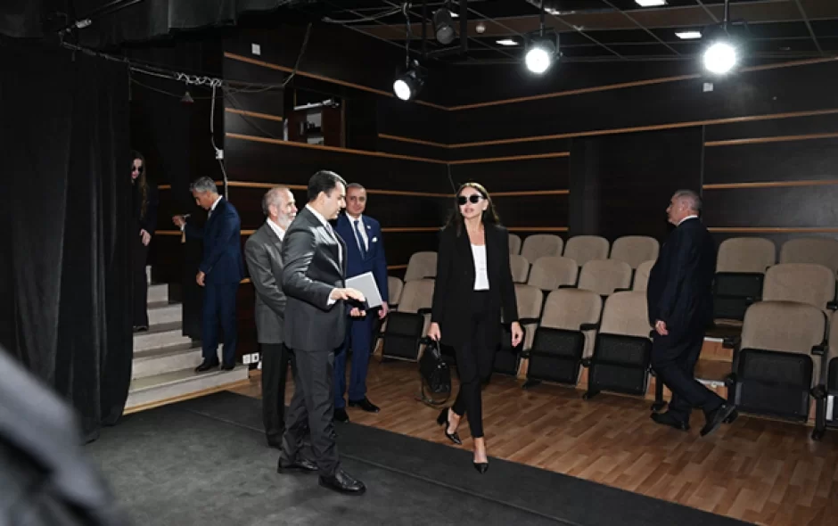 Mehriban Əliyeva ailə üzvləri ilə Pantomim Teatrında - FOTO