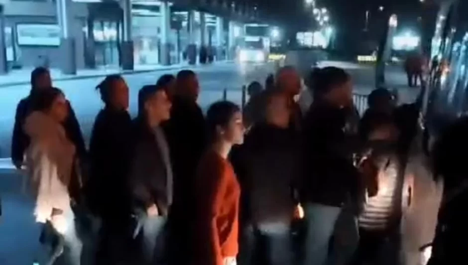 Sərnişinlər avtobusun gecikməsinə bu cür etiraz etdi! -  VİDEO