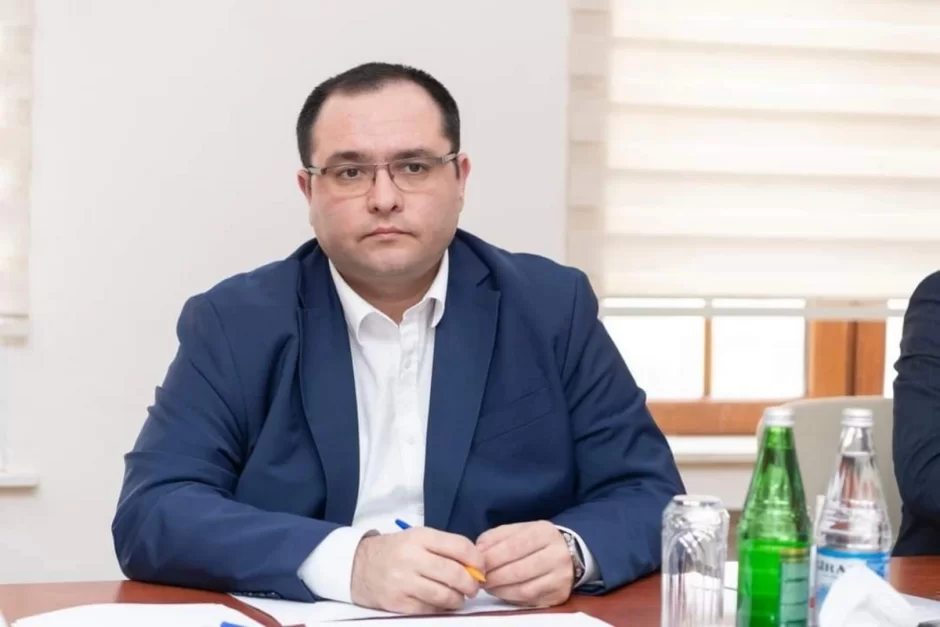 Azərbaycanda vəzifəli şəxs istefa verdi 