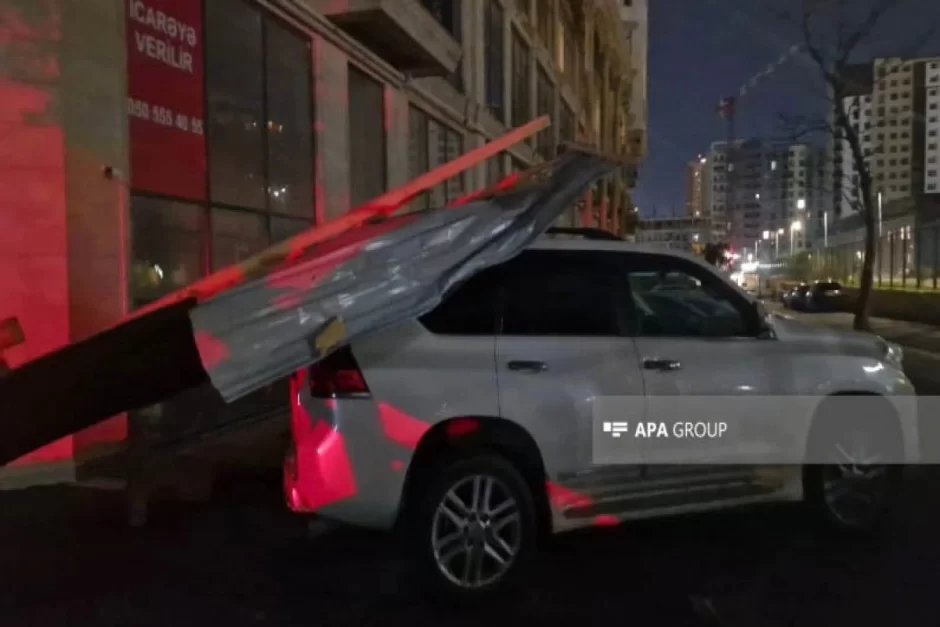 Bakıda yaşayış binasının dam örtüyü uçdu - FOTO