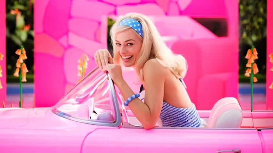 \"Barbie\" ana olduqdan sonra ilk dəfə kameralara yaxalandı!