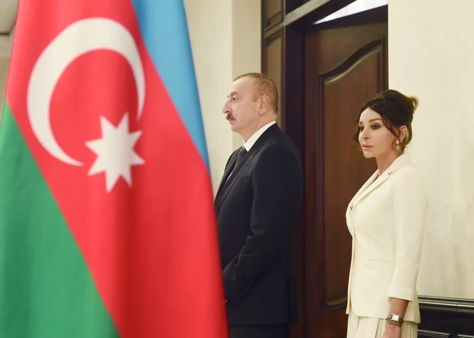 Deputatlar Prezident və xanımını TƏBRİK ETDİLƏR