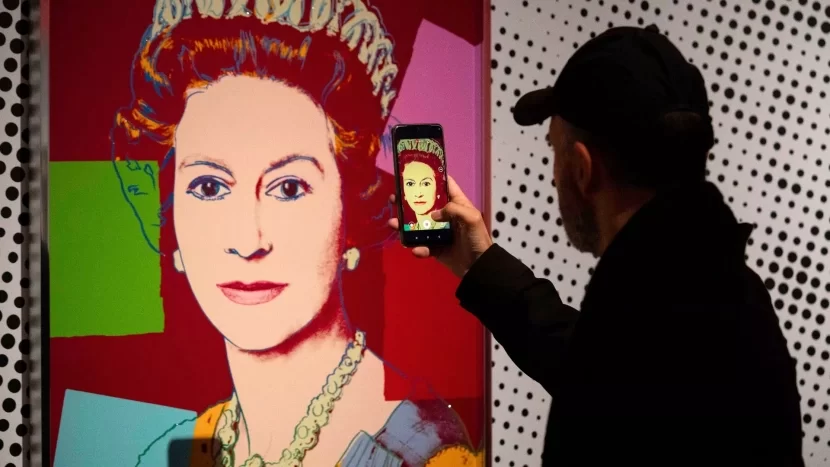 Kraliça II Elizabetin şəklini OĞURLADILAR