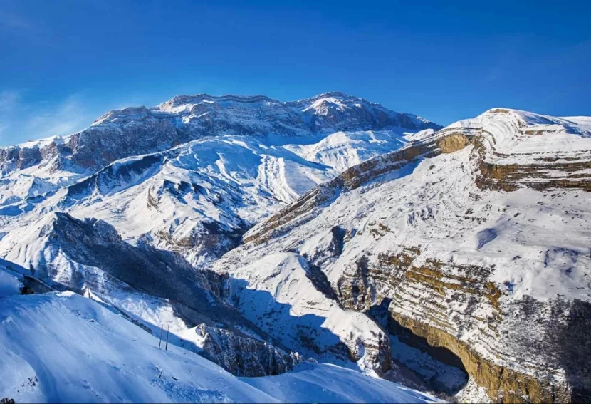 Şahdağda qar yağır