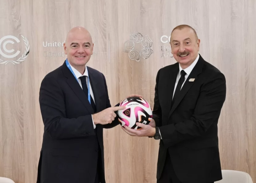 FIFA prezidenti İlham Əliyevə xüsusi top təqdim etdi - FOTOLAR