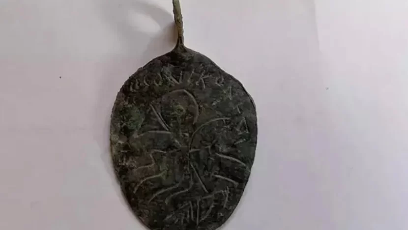 Süleyman peyğəmbərin təsviri olan boyunbağı tapıldı