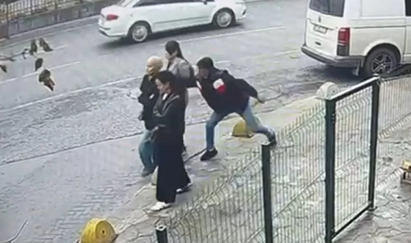 Turist qadına küçədə hücum etdilər – Video 