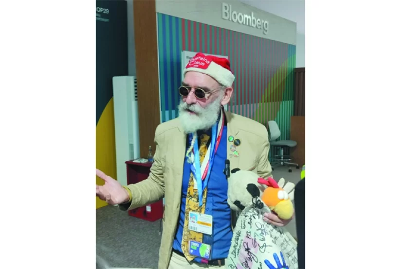 Bakıda Şaxta Baba kimi gəzən şəxs: Mən Santa Klaus deyiləm, sadəcə...