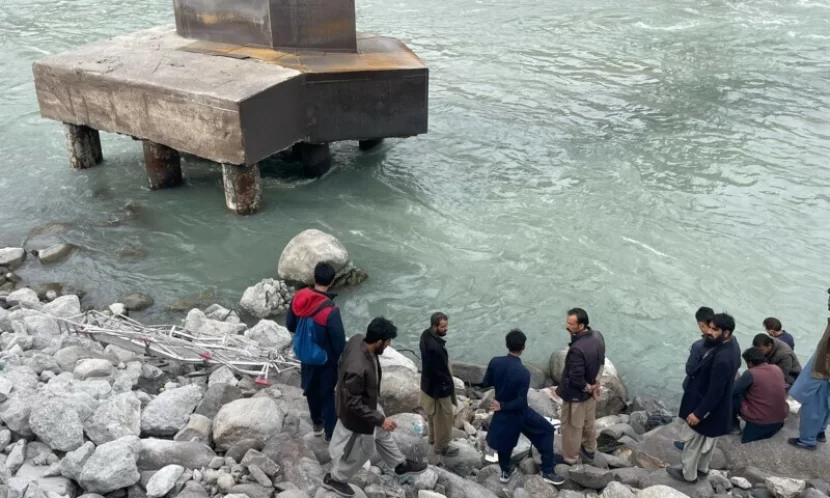 Toy avtobusu çaya düşdü: Gəlin yaralandı, 22 nəfər öldü