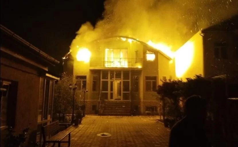 Müşfiq Xanın evi yandı - FOTOLAR