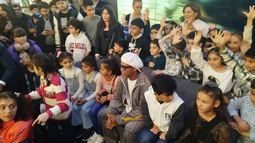 Ronaldinyo Bakıda kimsəsiz uşaqlarla birlikdə - FOTO