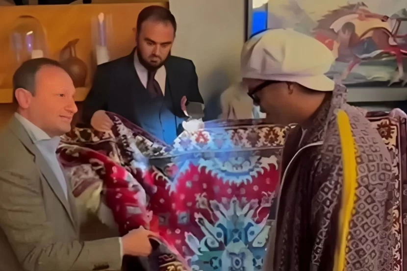 Ronaldinyoya xalça hədiyyə etdilər