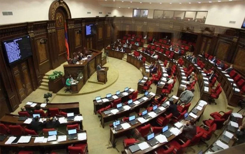 Ermənistan parlamentində əlbəyaxa DAVA DÜŞDÜ