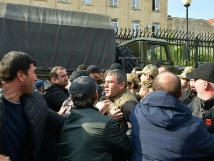 Ermənistan parlamenti qarşısında SİLAHLI İNSİDENT: ÖLƏNLƏR VAR - YENİLƏNDİ
