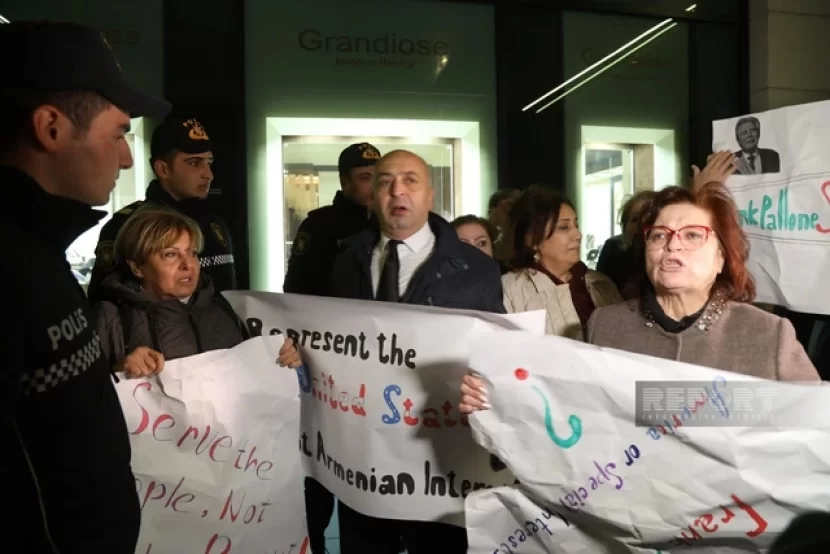 Bakıda ermənipərəst konqres nümayəndəsinə qarşı etiraz aksiyası keçirilib