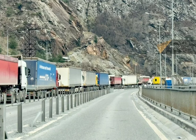 Gürcüstandan Rusiyaya gedən yol bağlandı 