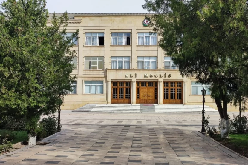 Deputatlar nəqliyyatdan pulsuz istifadə edə BİLMƏYƏCƏKLƏR