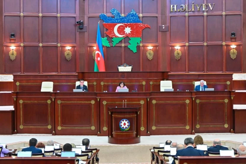 Parlamentdə vəzifəli şəxs işdən çıxarıldı - Yeni TƏYİNAT