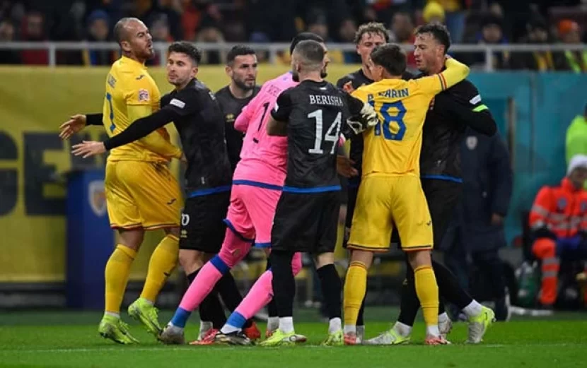 Oyun yarımçıq qaldı, futbolçular meydanı tərk etdi