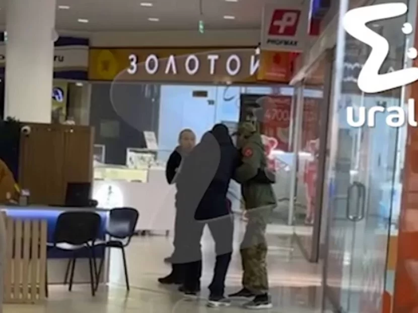 Ticarət mərkəzində atışma: Yaralılar var