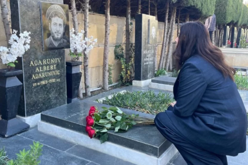 İsrailli nazir Albert Aqarunovun məzarını ziyarət etdi - FOTOLAR